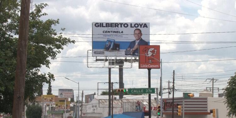 Promocionan con espectaculares nuevo libro de Gilberto Loya en Chihuahua