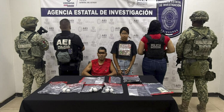 En cateo, detienen a pareja con casi 400 gramos de cristal en Juárez