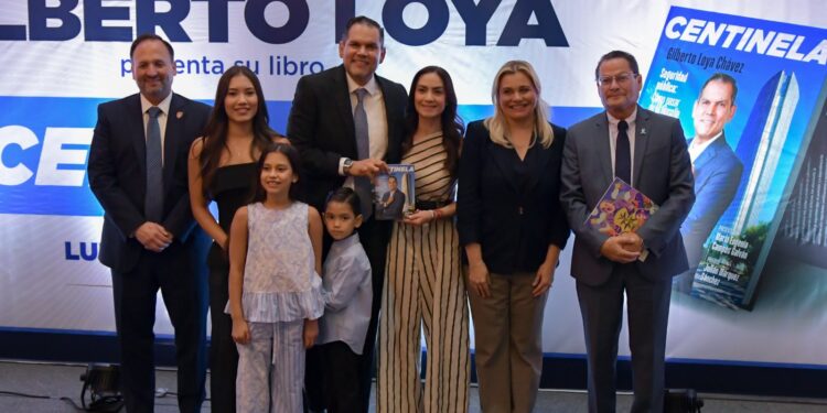Gilberto Loya presenta su libro “Centinela”