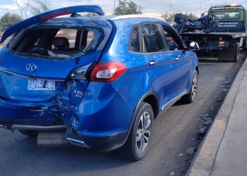 Grave motociclista tras chocar contra auto