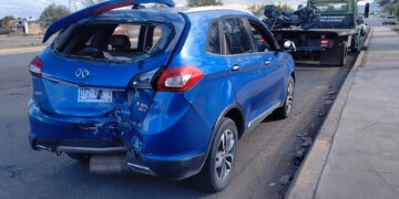Grave motociclista tras chocar contra auto