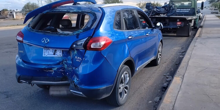 Grave motociclista tras chocar contra auto