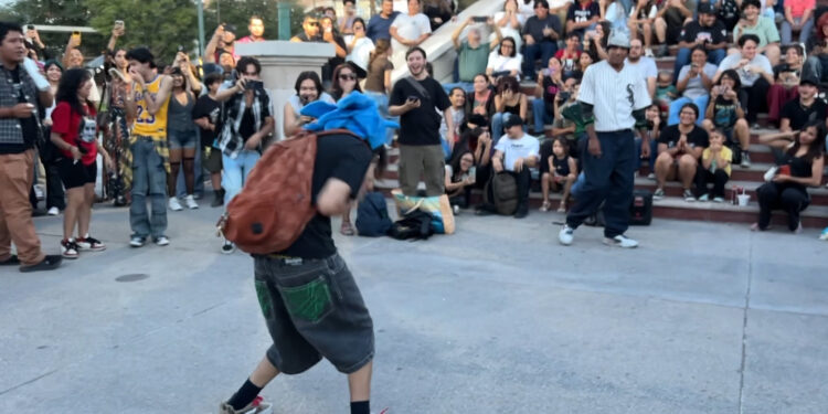 Jóvenes farmean aura en la Plaza del Ángel