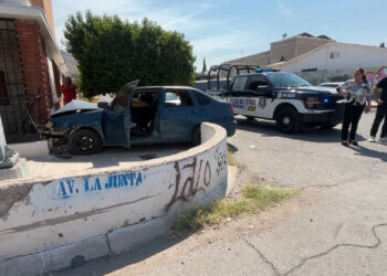 Dos jóvenes chocan contra vivienda tras impactar un taxi en la colonia Industrial