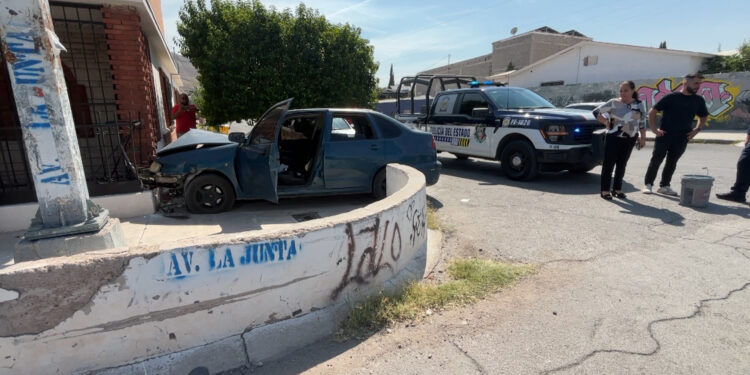 Dos jóvenes chocan contra vivienda tras impactar un taxi en la colonia Industrial