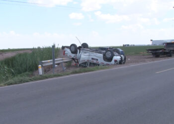 Accidente múltiple con volcadura deja dos personas lesionadas en carretera Delicias–Naica
