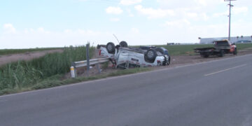 Accidente múltiple con volcadura deja dos personas lesionadas en carretera Delicias–Naica