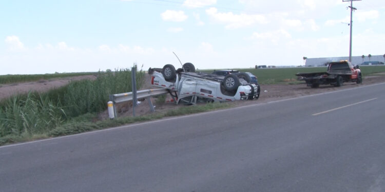 Accidente múltiple con volcadura deja dos personas lesionadas en carretera Delicias–Naica
