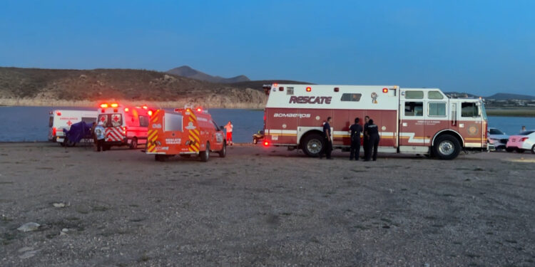 Rescatan a tres personas tras hundirse una lancha en la Presa Chihuahua