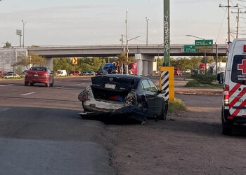Por andar “viendo” conductora provoca choque secundario tras volcadura de tráiler en la carretera 45