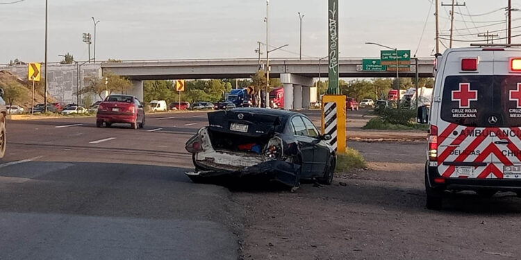 Por andar “viendo” conductora provoca choque secundario tras volcadura de tráiler en la carretera 45