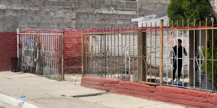 Localizan cuerpo enterrado en fosa clandestina dentro de vivienda en Chihuahua