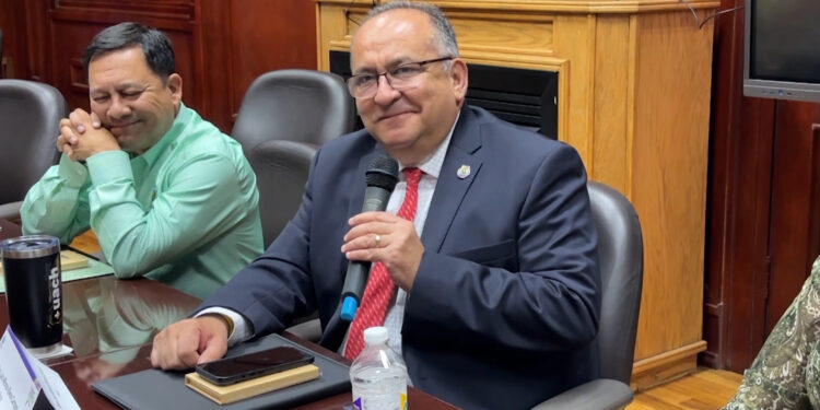 Rivera Campos rechaza “compadrazgos” en sucesión de la UACH