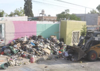 Retiran cerca de 16 toneladas de basura y tiliches de una vivienda en la colonia Diego Lucero