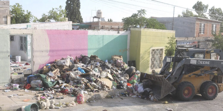 Retiran cerca de 16 toneladas de basura y tiliches de una vivienda en la colonia Diego Lucero
