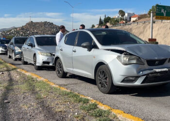 Carambola de seis vehículos genera caos vial en el Periférico de la Juventud