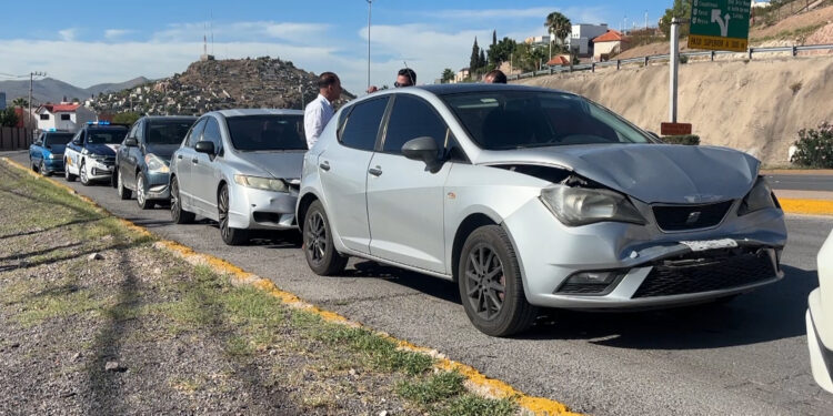 Carambola de seis vehículos genera caos vial en el Periférico de la Juventud