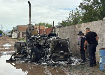 Se consume tractocamión por incendio en la colonia 11 de Febrero