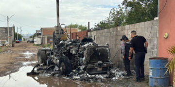 Se consume tractocamión por incendio en la colonia 11 de Febrero