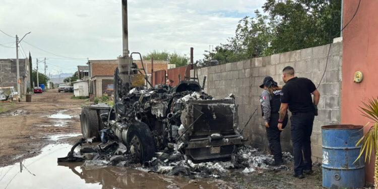 Se consume tractocamión por incendio en la colonia 11 de Febrero