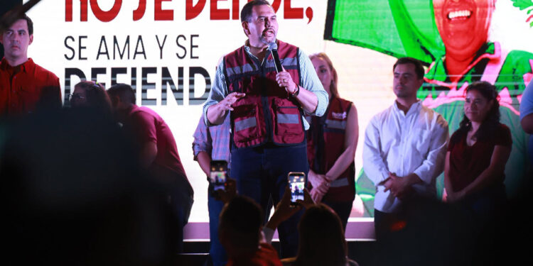 Señala Cruz Pérez Cuéllar rezago en el sur de la capital durante una asamblea en Punta Oriente