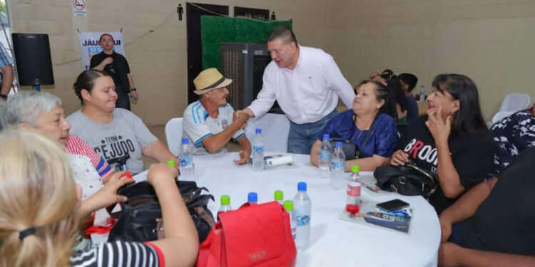 Sostiene César Jáuregui encuentro con vecinos de Granjas del Valle y Riberas