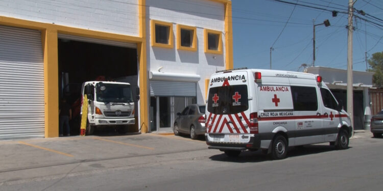 Sufre accidente mientras descargaba camión en la colonia Granjas