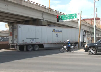 Tráiler queda atorado bajo puente tras golpear una trabe en Teófilo Borunda