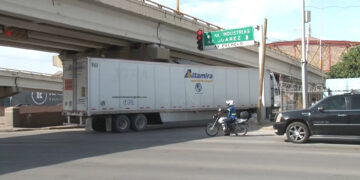 Tráiler queda atorado bajo puente tras golpear una trabe en Teófilo Borunda