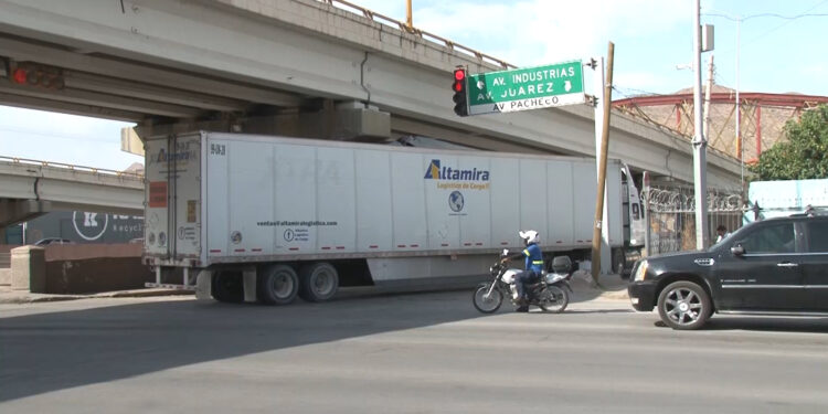 Tráiler queda atorado bajo puente tras golpear una trabe en Teófilo Borunda