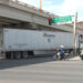 Tráiler queda atorado bajo puente tras golpear una trabe en Teófilo Borunda