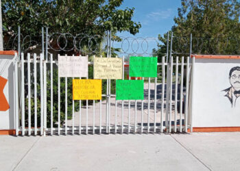 Toman padres de familia Telebachillerato en Delicias por inconformidades administrativas