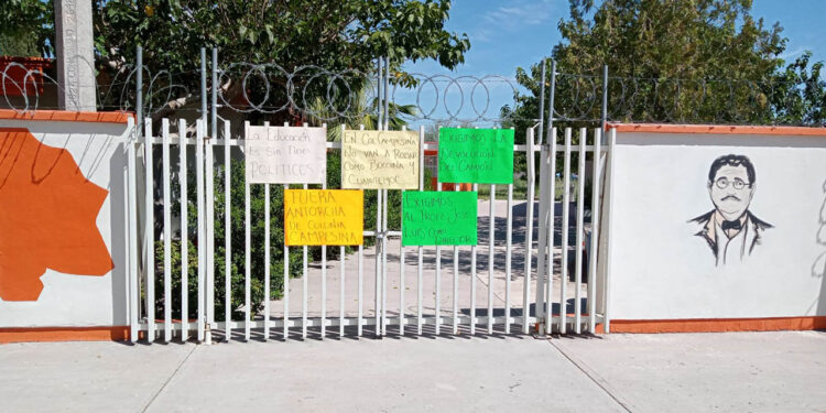 Toman padres de familia Telebachillerato en Delicias por inconformidades administrativas
