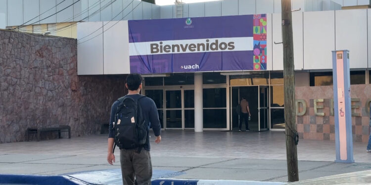 Regresan a clases 29 mil estudiantes de la UACH; alumnos piden más estacionamientos