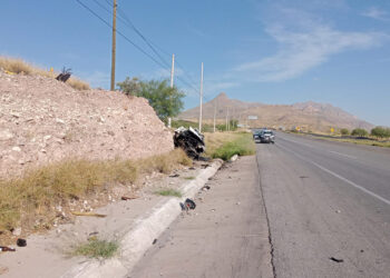 Vuelca automóvil por llanta ponchada en la carretera a Lázaro Cárdenas; hay un herido grave