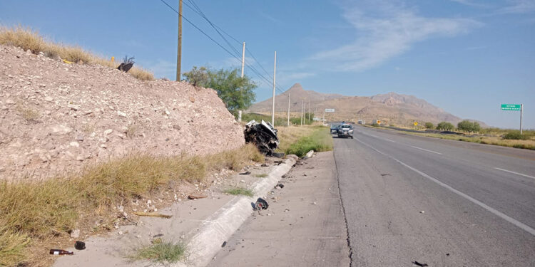 Vuelca automóvil por llanta ponchada en la carretera a Lázaro Cárdenas; hay un herido grave