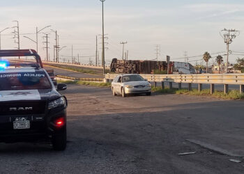 Vuelca tráiler cargado con algodón en la carretera 45 a la altura de Delicias