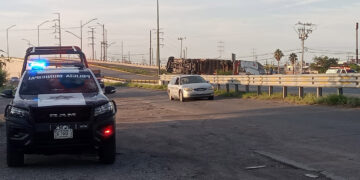 Vuelca tráiler cargado con algodón en la carretera 45 a la altura de Delicias
