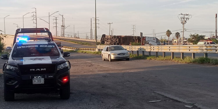 Vuelca tráiler cargado con algodón en la carretera 45 a la altura de Delicias