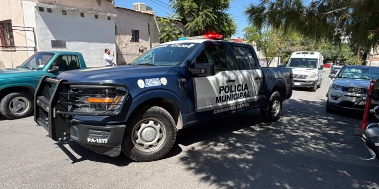 Auxilian a hombre tras sufrir aparente sobredosis de heroína al interior de su vehículo